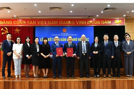 Các đại biểu chụp ảnh kỷ niệm. 