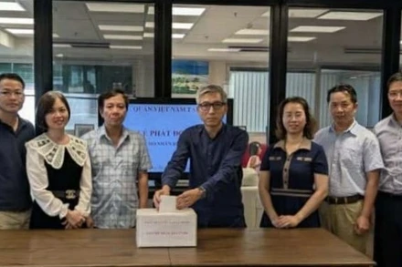 Đại sứ Lý Trung Đức quyên góp ủng hộ tại lễ phát động. (Ảnh: TTXVN)