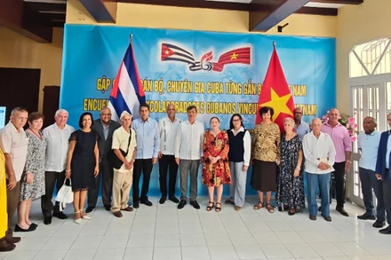 Đại sứ Lê Quang Long chụp ảnh kỷ niệm cùng các đại biểu tham dự buổi gặp mặt. (Ảnh: Đại sứ quán Việt Nam tại Cuba)