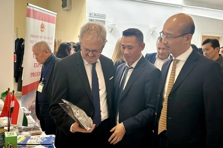 Tại Hội thảo, Đại sứ quán còn trưng bày giới thiệu các sản phẩm xuất khẩu tiêu biểu của Việt Nam như cà-phê, chè, hạt điều, gạo, trái cây chế biến, thủ công mỹ nghệ. (Ảnh: Đại sứ quán Việt Nam tại Hungary)