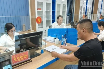Người dân đến làm thủ tục tại Trung tâm Phục vụ hành chính công phường Yên Bái, tỉnh Lào Cai. 