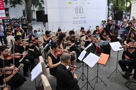 Cách đây hơn 10 năm, chương trình Luala concert - một chương trình hòa nhạc đường phố chất lượng cao được tổ chức vào chiều chủ nhật hàng tuần trên hè phố Lý Thái Tổ được công chúng chào đón nồng nhiệt. (Ảnh: Chương trình LUALA concert cung cấp)