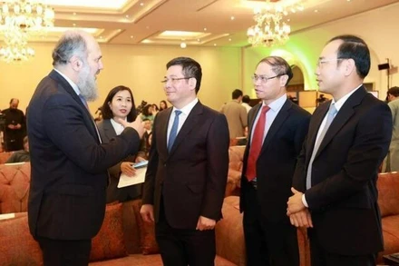 Bộ trưởng Công thương Nguyễn Hồng Diên trao đổi với Bộ trưởng Thương mại Pakistan Jam Kamal Khan. (Ảnh: Báo Công thương)