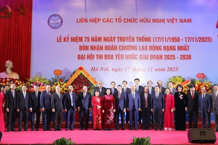 Các đại biểu chụp ảnh lưu niệm. (Ảnh: ĐINH HÒA)