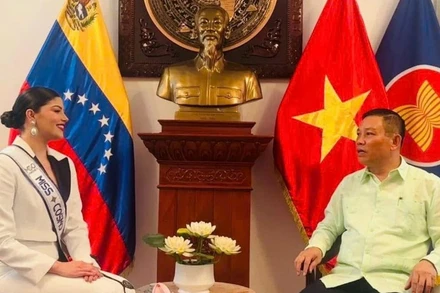 Đại sứ Vũ Trung Mỹ và Hoa hậu Hoàn vũ Quốc tế (Miss Cosmo Venezuela 2025) Tina Batson. (Ảnh: Đại sứ quán Việt Nam tại Venezuela)
