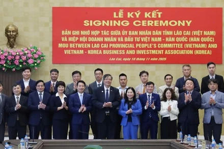 Đoàn công tác và các đối tác Hàn Quốc chụp ảnh kỷ niệm với lãnh đạo Ủy ban nhân dân tỉnh Lào Cai. (Ảnh: VKBIA)