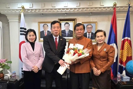 Đại sứ Vũ Hồ chúc mừng Đại sứ Lào Songkane Luangmuninthone nhân kỷ niệm 50 năm Quốc khánh nước Cộng hòa Dân chủ Nhân dân Lào.