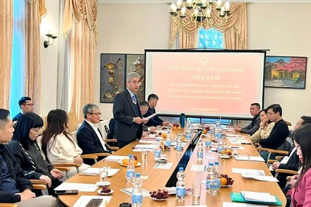 Đại sứ Nguyễn Đắc Thành phát biểu khai mạc Tọa đàm. (Ảnh: Đại sứ quán Việt Nam tại CHLB Đức)