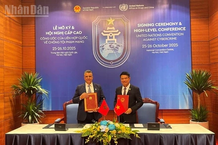 Viện trưởng Viện Kiểm sát nhân dân tối cao Việt Nam Nguyễn Huy Tiến và Bộ trưởng Tư pháp Vương quốc Morocco Abdellatif Ouahbi ký Hiệp định Tương trợ tư pháp về hình sự giữa nước Cộng hòa xã hội chủ nghĩa Việt Nam và Vương quốc Morocco.