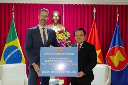 Đại diện công ty JBS của Brazil chung tay hỗ trợ đồng bào miền trung Việt Nam bị ảnh hưởng thiên tai.