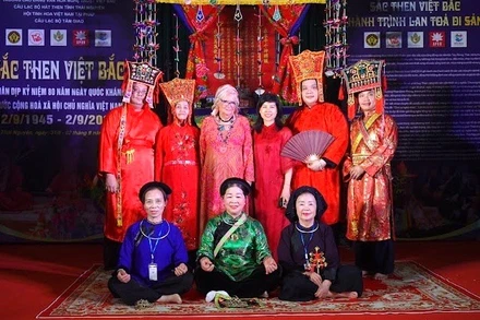 Một hoạt động văn hóa, trình diễn di sản Then của người Tày, Nùng, Thái tại Pháp. (Ảnh do Tiến sĩ Hoàng Hà cung cấp)