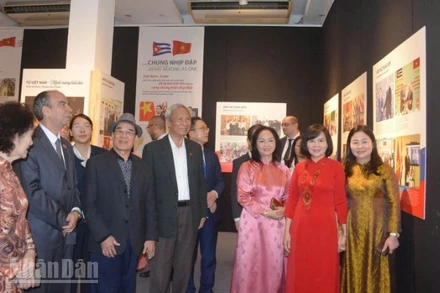 Các đại biểu tham quan triển lãm.