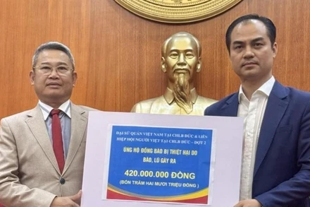 Ông Nguyễn Quang Anh, Phó Chủ tịch Liên hiệp hội người Việt tại Cộng hòa Liên bang Đức chuyển 420 triệu đồng cho Ủy ban Trung ương Mặt trận Tổ quốc Việt Nam hỗ trợ bà con vùng lũ.