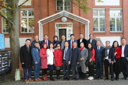 Đoàn công tác chụp ảnh kỷ niệm tại Trung tâm thương mại Đồng Xuân Berlin. (Ảnh: Đại sứ quán Việt Nam tại Cộng hòa Liên bang Đức)