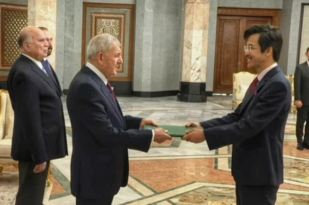 Đại sứ Nguyễn Lương Ngọc đã trình Thư ủy nhiệm lên Tổng thống Cộng hòa Iraq Abdul Latif Jamal Rashid. (Ảnh: Đại sứ quán Việt Nam tại Iran)