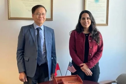 Tổng lãnh sự Việt Nam tại San Francisco Hoàng Anh Tuấn và bà Dilpreet Sidhu, Phó Thị trưởng thành phố Los Angeles.