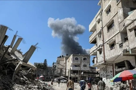 Khói bốc lên sau cuộc không kích của Israel xuống thành phố Gaza ngày 10/9/2025. (Ảnh: THX/TTXVN)