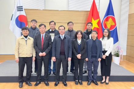 Đoàn đại biểu Tổng Liên đoàn Lao động Việt Nam chụp ảnh kỷ niệm với cán bộ Đại sứ quán Việt Nam tại Hàn Quốc (Ảnh: Khánh Vân/TTXVN)