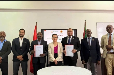 Điểm nhấn của hội thảo là Lễ ký kết Biên bản ghi nhớ về hợp tác giữa Phòng Thương mại Công nghiệp Mozambique-Việt Nam và Hiệp hội Công nghiệp Mozambique. (Ảnh: Đại sứ quán Việt Nam tại Mozambique)