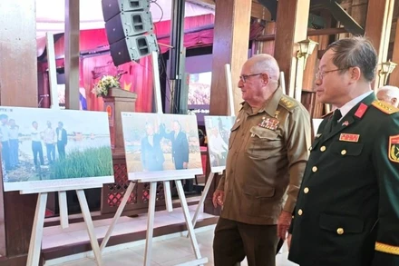 Các đại biểu tham quan triển lãm ảnh về 65 năm quan hệ Việt Nam-Cuba. (Ảnh: Đại sứ quán Việt Nam tại Cuba) 