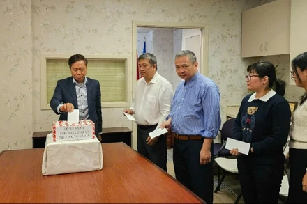 Tổng Lãnh sự Việt Nam tại San Francisco Hoàng Anh Tuấn và cán bộ, nhân viên Tổng Lãnh sự quán quyên góp ủng hộ đồng bào vùng lũ. (Ảnh: Tổng Lãnh sự quán Việt Nam tại San Francisco)