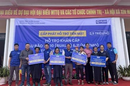 Ngày 16/10, những hộ gia đình đầu tiên tại xã Xín Mần (tỉnh Tuyên Quang) đã được Plan International Việt Nam hỗ trợ tiền mặt đa mục đích. (Ảnh: Quang Kiên)