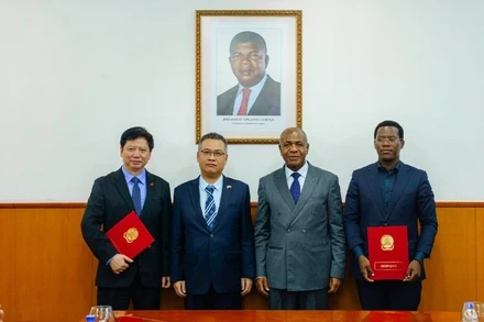 Bộ trưởng Nông Lâm Angola Isaac Maria dos Anjos và Đại sứ Dương Chính Chức chứng kiến Lễ ký Biên bản về việc triển khai Dự án hỗ trợ kỹ thuật phát triển nông lâm nghiệp bền vững cho Angola. (Ảnh: Đại sứ quán Việt Nam tại Angola)