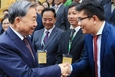 Tổng Bí thư, Chủ tịch nước Tô Lâm gặp gỡ đại diện đại biểu kiều bào tham Hội nghị người Việt Nam ở nước ngoài toàn thế giới lần thứ 4 tháng 8/2024 tại Hà Nội. (Ảnh: Ủy ban Nhà nước về người Việt Nam ở nước ngoài)