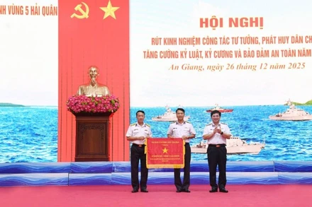 Chuẩn Đô đốc Trịnh Xuân Tùng, Tư lệnh Vùng 5 Hải quân trao Cờ thi đua của Bộ Tư lệnh Hải quân cho Lữ đoàn 127. (Ảnh: Vùng 5 Hải quân cung cấp)