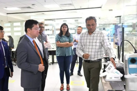 Đại sứ Nguyễn Thanh Hải thăm Trung tâm Trí tuệ nhân tạo (AI CoE). (Ảnh: Thương vụ Việt Nam tại Ấn Độ)