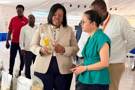 Thống đốc tỉnh Margarida Chongo giới thiệu với Đại sứ Trần Thị Thu Thìn về một số sản phẩm của địa phương. (Ảnh: Đại sứ quán Việt Nam tại Mozambique)