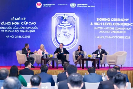 Các diễn giả tham dự Tọa đàm "Thúc đẩy hợp tác quốc tế trong phòng ngừa và đấu tranh tội phạm mạng: Cách tiếp cận quốc gia trong triển khai Công ước về chống tội phạm mạng”. (Ảnh: Bộ Ngoại giao)