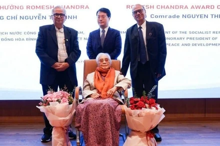 Nguyên Phó Chủ tịch nước Nguyễn Thị Bình, Chủ tịch danh dự Quỹ Hòa bình và Phát triển Việt Nam (nay là Hội đồng Hòa bình và Phát triển Việt Nam được trao Giải thưởng Hòa bình Romesh Chandra.
