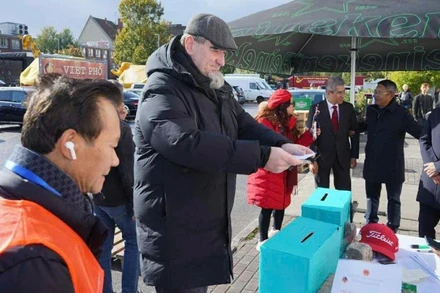 Nhiều cá nhân tham gia quyên góp ủng hộ đồng bào bị ảnh hưởng bởi bão số 10. (Ảnh: Đại sứ quán Việt Nam tại Đức)