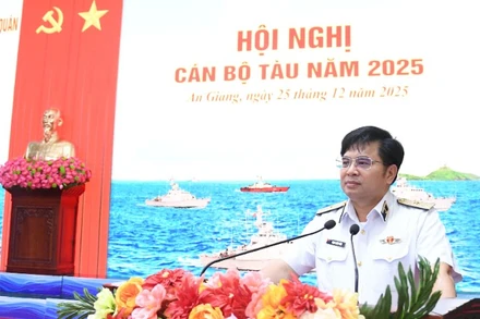 Chuẩn Đô đốc Trịnh Xuân Tùng, Tư lệnh Vùng 5 Hải quân phát biểu chỉ đạo tại Hội nghị. (Ảnh: Vùng 5 Hải quân cung cấp)