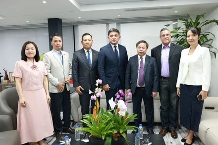 Phó Tổng thống Venezuela Jorge Márquez (đứng giữa) và Đại sứ Việt Nam tại Venezuela Vũ Trung Mỹ (thứ 3 từ trái sang) chụp ảnh cùng Đoàn công tác. (Ảnh: Đại sứ quán Việt Nam tại Venezuela)