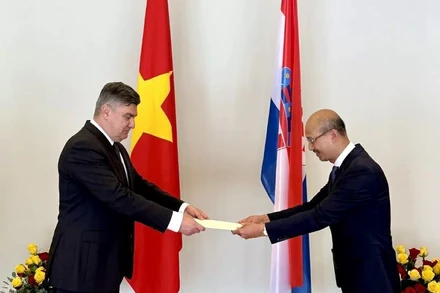 Đại sứ Việt Nam tại Croatia Bùi Lê Thái trình Thư ủy nhiệm của Chủ tịch nước Cộng hòa xã hội chủ nghĩa Việt Nam lên Tổng thống Cộng hòa Croatia Zoran Milanovíc. (Ảnh: Đại sứ quán Việt Nam tại Croatia)