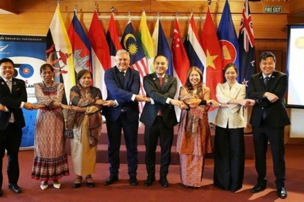 Thứ trưởng Ngoại giao Grahame Morton, Đại diện Chính phủ New Zealand, chụp ảnh lưu niệm với Ủy ban ASEAN tại Wellington. (Ảnh: Đại sứ quán Việt Nam tại New Zealand)