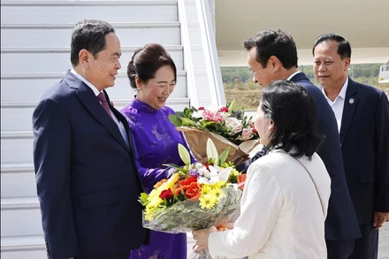 Chủ tịch Quốc hội Trần Thanh Mẫn và Phu nhân đến sân bay quốc tế Geneva, Thụy Sĩ. (Ảnh: Doãn Tấn/TTXVN)