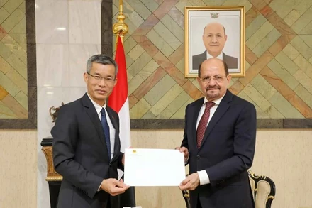 Đại sứ Hoàng Hữu Anh trình bản sao Thư ủy nhiệm của Chủ tịch nước Lương Cường lên Bộ trưởng Ngoại giao Cộng hòa Yemen Shaya Mohsin Zindani. (Ảnh: Đại sứ quán Việt Nam tại Saudi Arabia) 