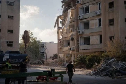 Tòa nhà gần Tel Aviv, Israel bị hư hại do tên lửa. (Ảnh: TÂN HOA XÃ)