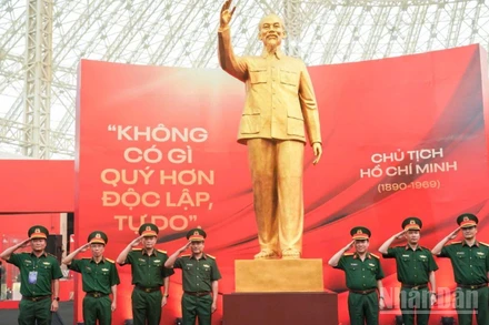 Những người lính “Bộ đội Cụ Hồ” trong không gian phân khu 1: Đảng Cộng sản Việt Nam ra đời - Bước ngoặt vĩ đại của lịch sử cách mạng Việt Nam tại Triển lãm “95 năm Cờ Đảng soi đường".