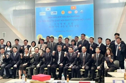 Các đại biểu tham dự Diễn đàn chụp ảnh kỷ niệm. (Ảnh: VKBIA)