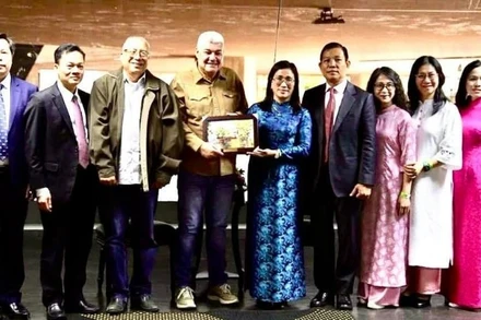 Đoàn công tác trao quà và chụp ảnh kỷ niệm với Phó Chủ tịch Đảng Xã hội chủ nghĩa Thống nhất Venezuela, Trưởng Ban Tư tưởng và Đào tạo Trung ương Eduardo Piñera. (Ảnh: Đại sứ quán Việt Nam tại Venezuela)