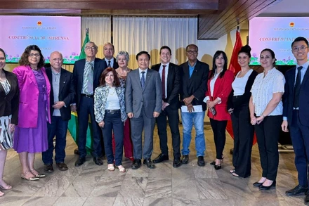 Đại sứ Bùi Văn Nghị chụp ảnh cùng đại diện cơ quan thông tấn báo chí Brazil tham gia họp báo. (Ảnh: Đại sứ quán Việt Nam tại Brazil)