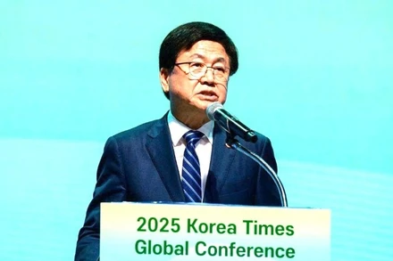 Phó Thủ tướng kiêm Bộ trưởng Giáo dục và Xã hội Hàn Quốc Choi Kyo Jin phát biểu chào mừng hội nghị. (Ảnh: The Korea Times)