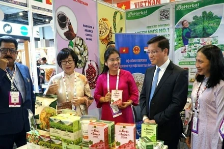 Đại sứ Việt Nam tại Ấn Độ Nguyễn Thanh Hải và Tham tán Thương mại Bùi Trung Thướng thăm gian hàng giới thiệu sản phẩm của Việt Nam.