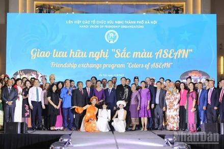 Các đại biểu tham dự chương trình giao lưu hữu nghị " Rực rỡ ASEAN" chụp ảnh kỷ niệm. (Ảnh: KHÁNH LAN)