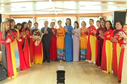 Các đại biểu tham dự buổi gặp chụp ảnh kỷ niệm. (Ảnh: Hội Liên hiệp Phụ nữ Việt Nam tại Cộng hòa Liên bang Đức)