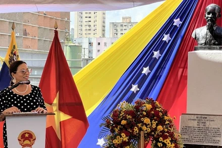 Bà Tania Díaz, Ủy viên Bộ Chính trị, Phó Chủ tịch phụ trách đối ngoại Đảng Xã hội Chủ nghĩa Thống nhất Venezuela phát biểu tại Lễ kỷ niệm. (Ảnh: Đại sứ quán Việt Nam tại Venezuela)